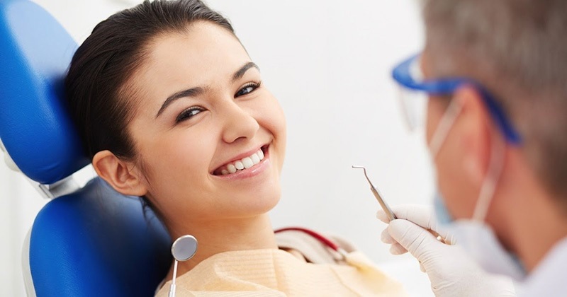 Những người trên 18 tuổi thường có nguy cơ cao hơn trong việc tích tụ mảng bám và vôi răng do chế độ ăn uống và lối sống.